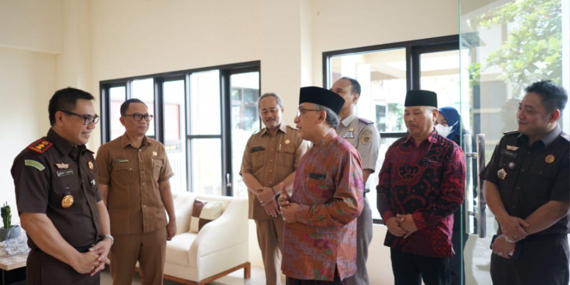 Pengasuh Ponpes Al Ubaidah memberikan tausiyah di Kejati Nganjuk. Foto: LINES.