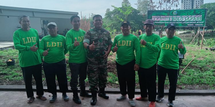 PC LDII Kecamatan Jebres memenuhi undangan Komando Resor Militer 074/Warastratama Komando Distrik Militer (Kodim) 0735 untuk melakukan penghijauan di Taman Solo Safari pada Jumat (3/2). Foto: LINES.