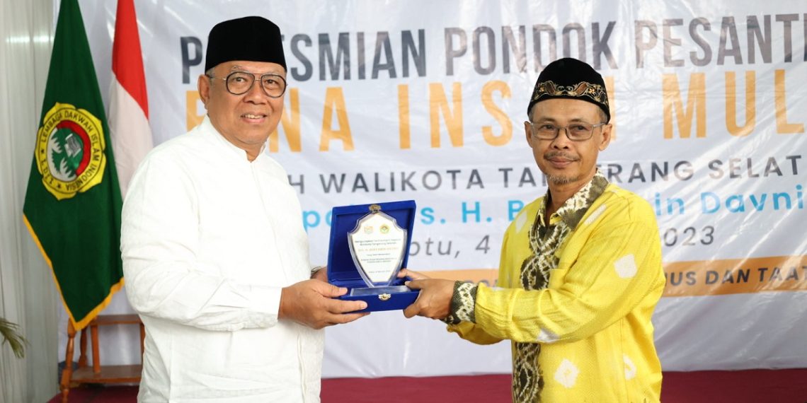 Momen penyerahan cinderamata para peresmian Pondok Pesantren Bina Insan Mulia, Tangerang Selatan. Foto: LINES.