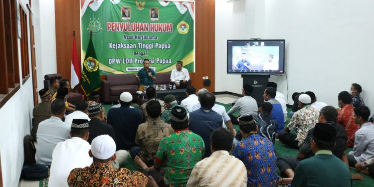 DPW LDII Provinsi Papua menggandeng Kejaksaan Tinggi (Kejati) menggelar penerangan hukum. Acara tersebut diadakan di Aula Pondok Pesantren Pelajar dan Mahasiswa (PPPM) Al-Manshurin, Heram, Kota Jayapura. Foto: LINES.