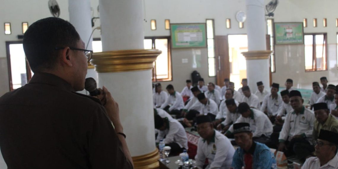 Kejari beri penyuluhan hukum santri Ponpes Gunung Labuhan Way Kanan, Lampung. Foto: LINES.