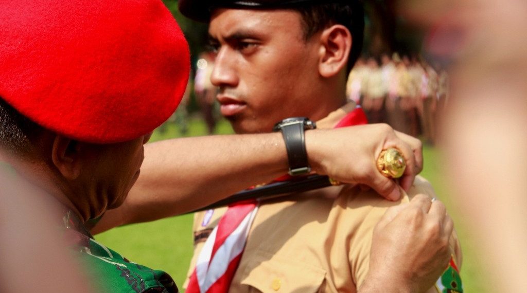 Peringatan Hari Kepanduan Sedunia pada 22 Februari--Pemasangan Brevet pada anggota Sako Pramuka SPN oleh Mantan Danjen Kopassus. Foto: LINES.