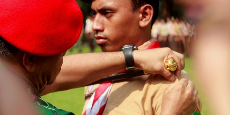 Peringatan Hari Kepanduan Sedunia pada 22 Februari--Pemasangan Brevet pada anggota Sako Pramuka SPN oleh Mantan Danjen Kopassus. Foto: LINES.