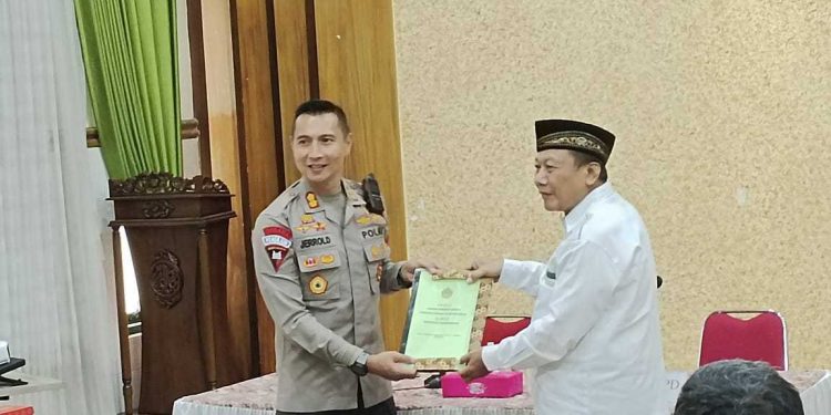 Kapolres Karanganyar AKBP Jerrold Hendra Yosef Kumontoy berkunjung ke Kantor DPD LDII Kabupaten Karanganyar, Jawa Tengah, pada Sabtu (24/2). Foto: LINES.