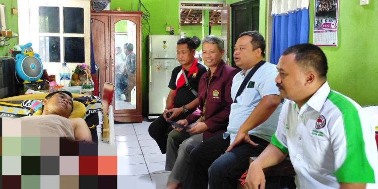 PC LDII Pedan bersama Senkom Mitra Polri dan PERSINAS ASAD menjenguk Wakil Kepala Kepolisian Sektor (Wakapolsek) Iptu Heri Wibowo yang sedang sakit, di Tawangsari, Wonogiri. Foto: LINES.