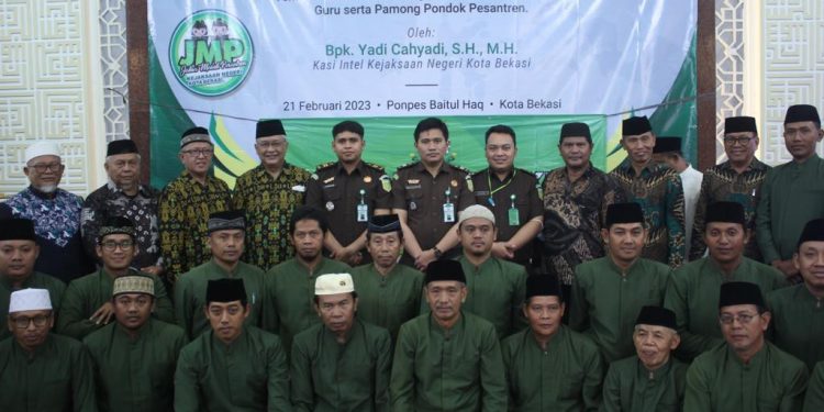 DPD LDII Kota bekasi berkolaborasi dengan Kejaksaan Negeri (Kejari) menyelenggarakan penerangan hukum untuk para santri, guru, dan pamong Pondok Pesantren Baitul Haq. Foto: LINES.