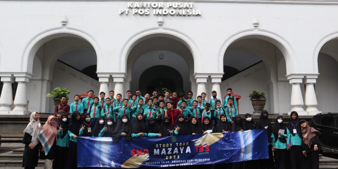 Puluhan siswa SMP Mazaya Islamic Boarding School berkunjung ke Museum POS Indonesia pada Selasa (31/1). Foto: LINES.