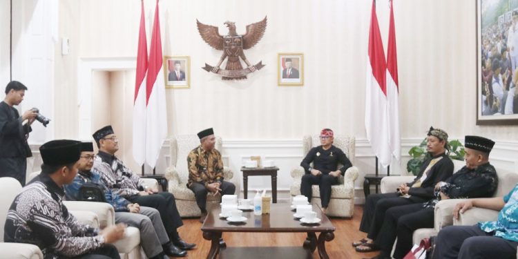 Ketua DPD LDII Kota Bogor Radjab Tampubolon dan jajarannya kembali audiensi dengan Wali Kota Bogor Bima Arya Sugiarto. Foto: LINES.