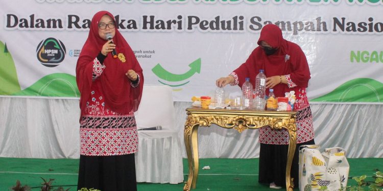 Di tangan Erni, limbah yang sulit terurai ini bisa menjadi berbagai produk yang bernilai ekonomi. Foto: LINES.