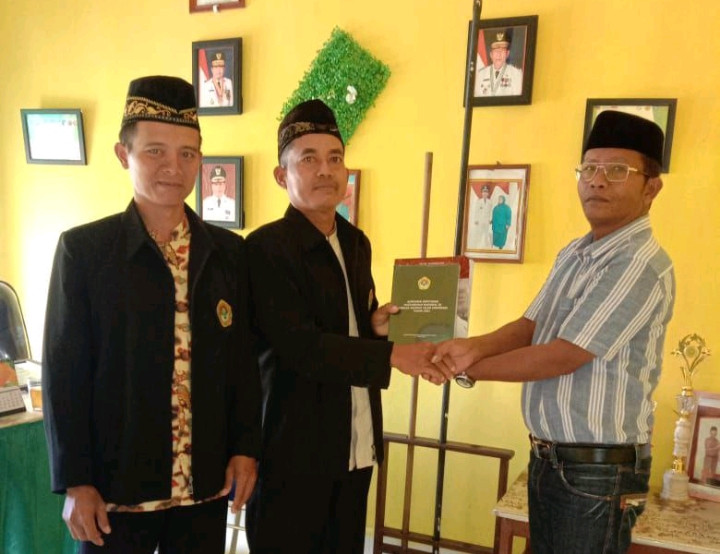 Kepala Desa (Kades) Pematang Kabau Kecamatan Air Hitam, Kabupaten Sarolangun, Jambi, Beja Maksum mengapresiasi LDII yang berkontribusi aktif dalam pembangunan desa. Foto: LINES.