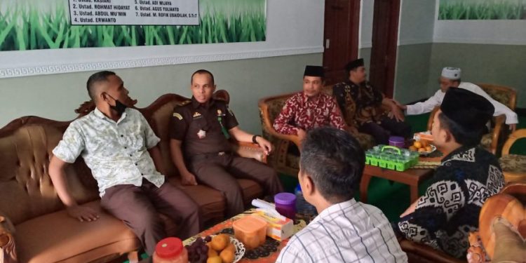 DPD LDII Kabupaten Tegal bersama dengan Kejaksaan Negeri (Kejari) menyelenggarakan kegiatan penerangan hukum bagi 200-an santri. Foto: LINES.