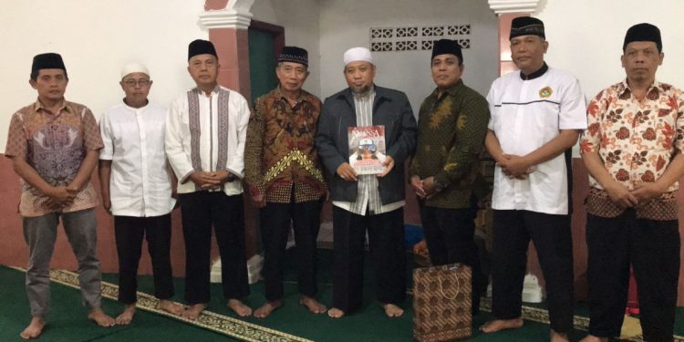 Ketua MUI Kecamatan Nagrak KH Dadang Saepudin berfoto bersama pengurus Masjid Al Amin PC LDII Nagrak, Sukabumi. Foto: LINES.