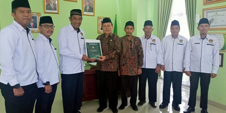 Ketua DPD LDII Kota Prabumulih, Suhermanto beserta jajarannya silaturahim dengan Kepala Kementerian Agama (Kemenag). Foto: LINES.
