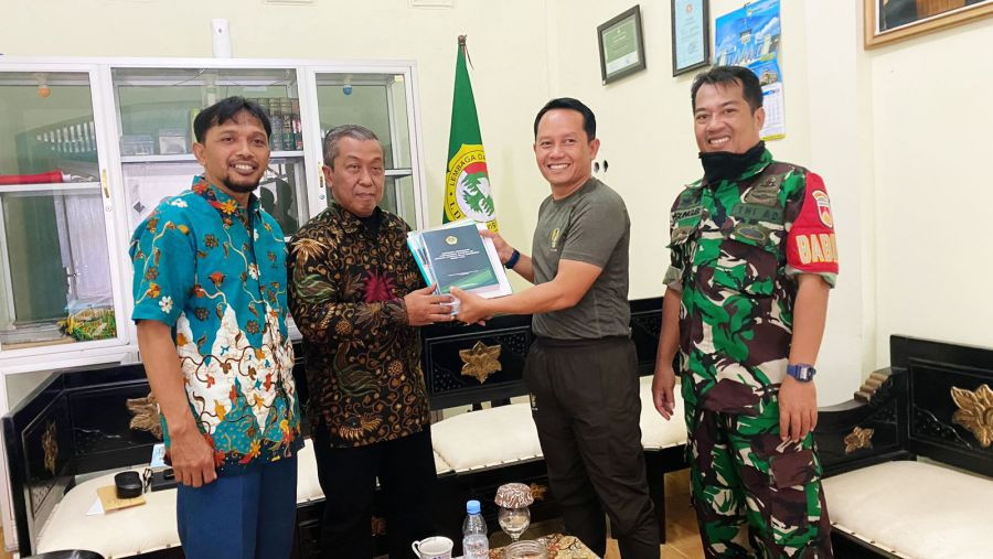 Pasi Intel Kodim 0704 Banjarnegara Kapten Infanteri Imam Haryitno berkunjung ke Kantor Sekretariat DPD LDII Banjarnegara, pada Minggu (5/3). Foto: LINES.