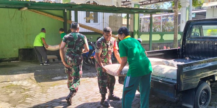 LDII Ampenan menyerahkan bantuan untuk pembangunan Rumah Tak Layak Huni (RTLH) di wilayah setempat. Foto: LINES.