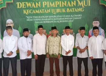Ketua Umum MUI OKU Lantik Kepengurusan MUI Kecamatan Lubuk Batang