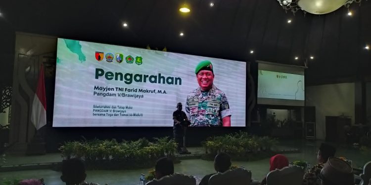 Pangdam V Brawijaya Mayjen TNI Farid Makruf mengundang DPD LDII Pamekasan M. Bakir dalam silaturrahim antar tokoh masyarakat dan tokoh agama se-Madura. Foto: LINES.