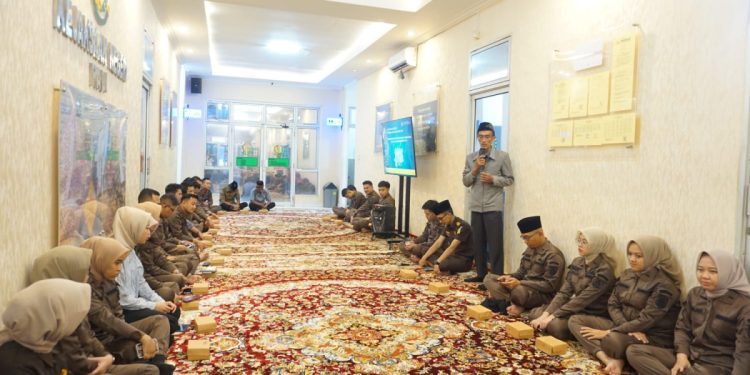Perwakilan LDII Pali, Agus Susanto mengisi tausiyah saat menghadiri undangan Kejari. Foto: LINES.