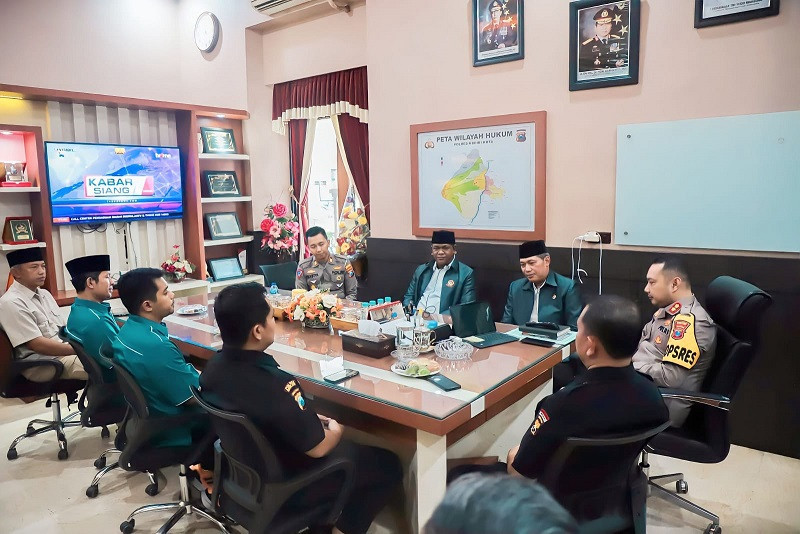 Pengurus LDII kabupaten Kediri silaturahim dengan Kapolres Kediri Kota, AKBP Teddy Candra di Polres Kediri Kota, Jawa Timur (7/3). Foto: LINES.