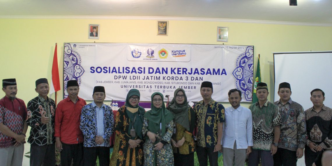 DPD LDII Jember dan Unit Program Belajar Jarak Jauh Universitas Terbuka (UPBJJ-UT) konsolidasi untuk sosialisasi kepada warga LDII yang berkeinginan melanjutkan pendidikan. Foto: LINES.