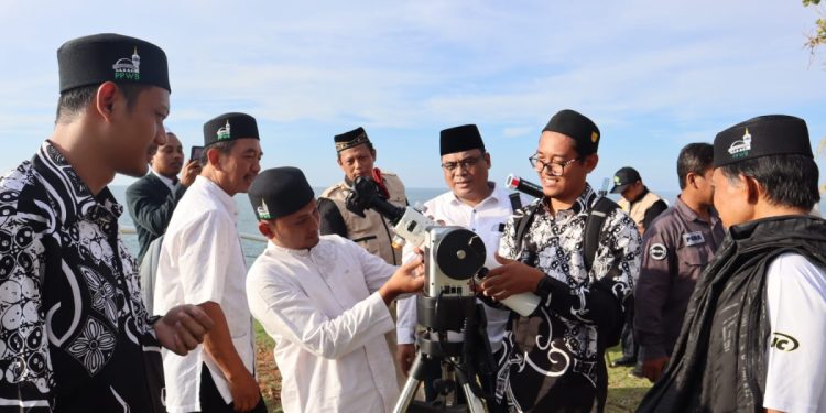 Tim Rukyatul Hilal LDII Jatim ikut berpartisipasi dalam hisab rukyat di Tanjung Kodok, Lamongan. Foto: LINES.