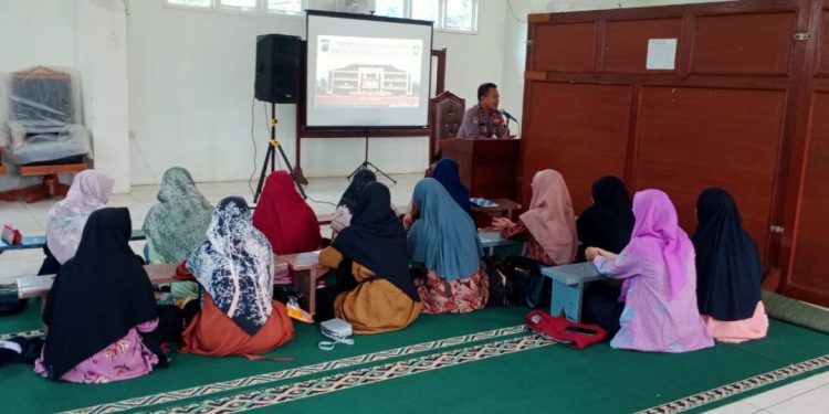 Satuan Binaan Masyarakat (Sat Binmas) Polres Jepara memberikan penyuluhan wawasan kebangsaan, bela negara, dan Kamtibmas di Aula Pondok Pesantren Al Manshurin, Jepara. Foto: LINES.
