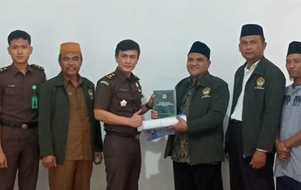 Kasi Intel Kejari Empat Lawang, Eko Setia Negara, bersilaturahim dengan warga LDII Empat Lawang di Masjid As Shobirin, Kabupaten Empat Lawang, Sumatera Selatan. Foto: LINES.