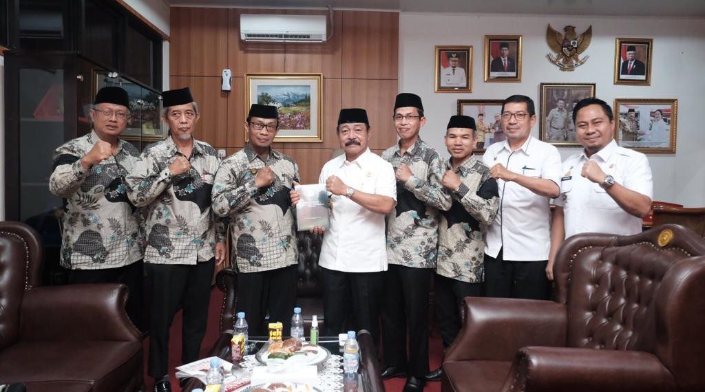 Ketua DPD LDII Gowa, Achmad Hadis dan rombongan beraudiensi dengan Wakil Bupati Gowa, H Abdul Rauf Malaganni, pada Rabu (1/3). Foto: LINES.