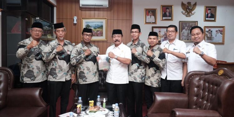 Ketua DPD LDII Gowa, Achmad Hadis dan rombongan beraudiensi dengan Wakil Bupati Gowa, H Abdul Rauf Malaganni, pada Rabu (1/3). Foto: LINES.