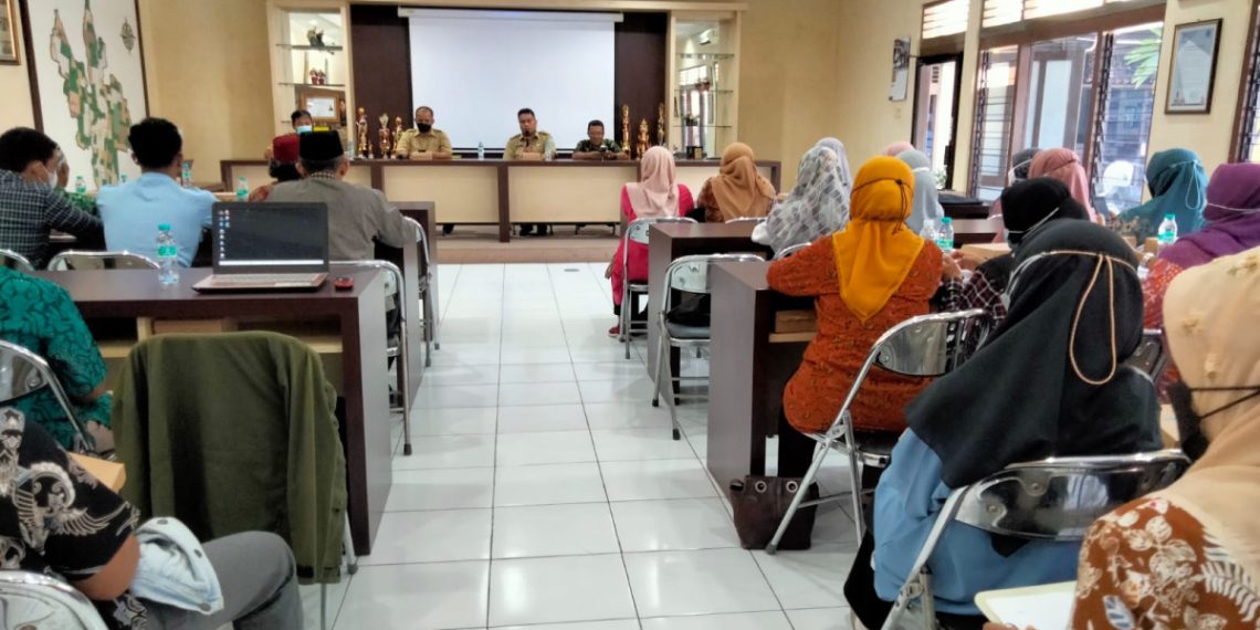 Unit Pelaksana Teknis (UPT) Pusat Kesehatan Masyarakat (Puskesmas) Depok II, Dinas Kesehataan Kabupaten Sleman, bekerja sama dengan DPRD Daerah Istimewa Yogyakarta (DIY) dan Pimpinan Cabang LDII Depok serta Pimpinan Anak Cabang se-Kapanewon Depok menghelat “Sosialisasi Long Covid”. Foto: LINES.