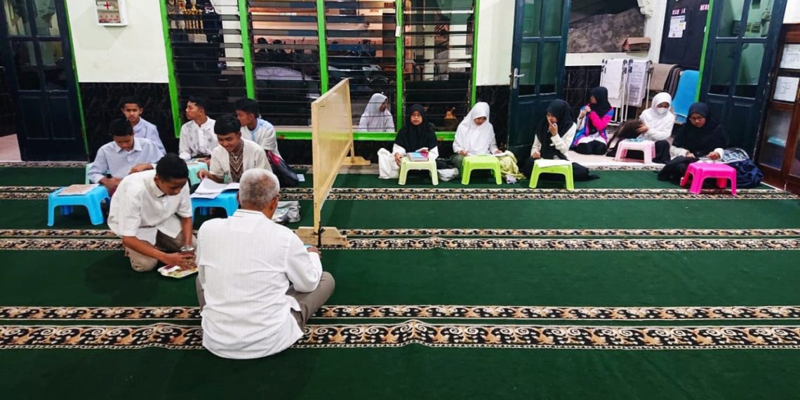 DPD LDII Kota Magelang menggelar Tahfidzul Quran untuk membina para generasi muda. Kegiatan itu dilaksanakan setiap Rabu, bertempat di Masjid Baitul A’la, Tuguran, Kota Magelang, Jawa Tengah. Foto: LINES.