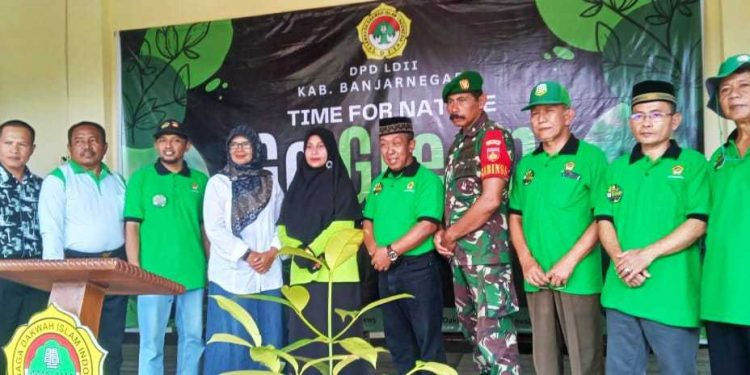 LDII Banjarnegara menggelar penanaman pohon untuk cegah bencana alam. Foto: LINES.