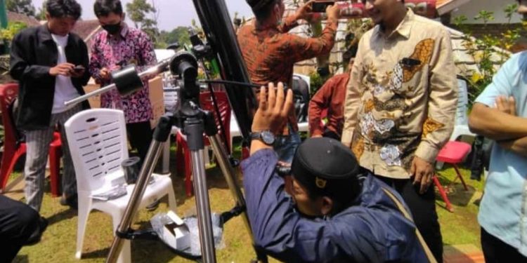 Tim Rukyatul Hilal LDII Jember ikut memantau hilal pada awal Ramadan kemarin. Foto:  LINES.