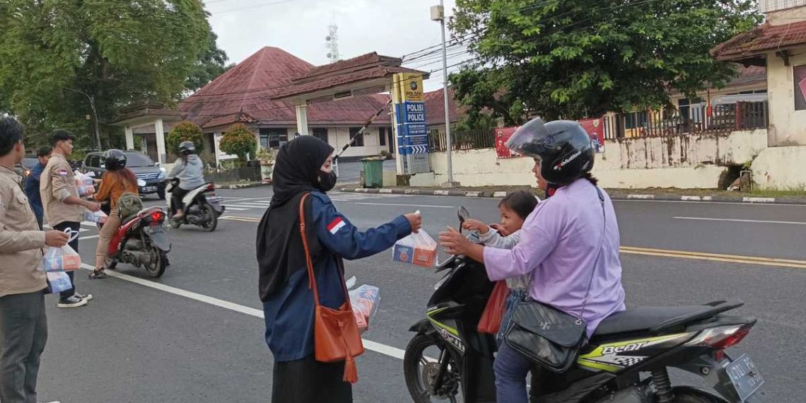 Pemuda DPD LDII Kota Pangkalpinang membagikan takjil untuk pengguna jalan. Foto: LINES.