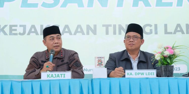 Kepala Kejaksaan Tinggi (Kajati) Lampung, Nanang Sigit Yulianto mengajak 300-an santri Pondok Pesantren (Ponpes) Nurul Huda mengenali hukum dan menjauhi hukuman. Foto: LINES.