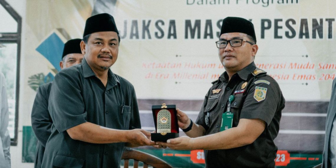 DPD LDII Kabupaten Subang bekerja sama dengan Kejaksaan Negeri (Kejari) Subang menghelat sosialisasi hukum di Pondok Pesantren Baitul Huda, Subang, Jawa Barat pada Selasa (14/3). Foto: LINES.