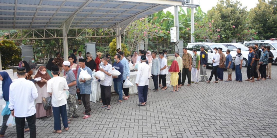LDII membagikan bingkisan untuk yatim dan dhuafa. Foto: LINES.
