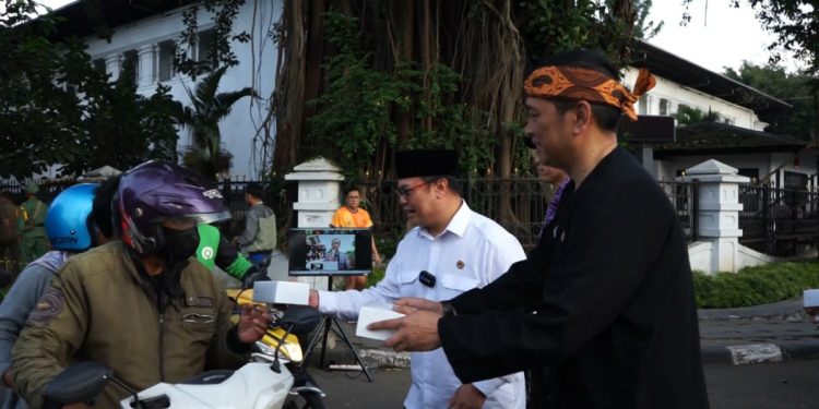 DPW LDII Jawa Barat secara serentak, membagikan 29.445 paket takjil dalam program “LDII Berbagi, Tebar Takjil Barokah”, di bulan Ramadan, pada Kamis (6/4). Foto: LINES.