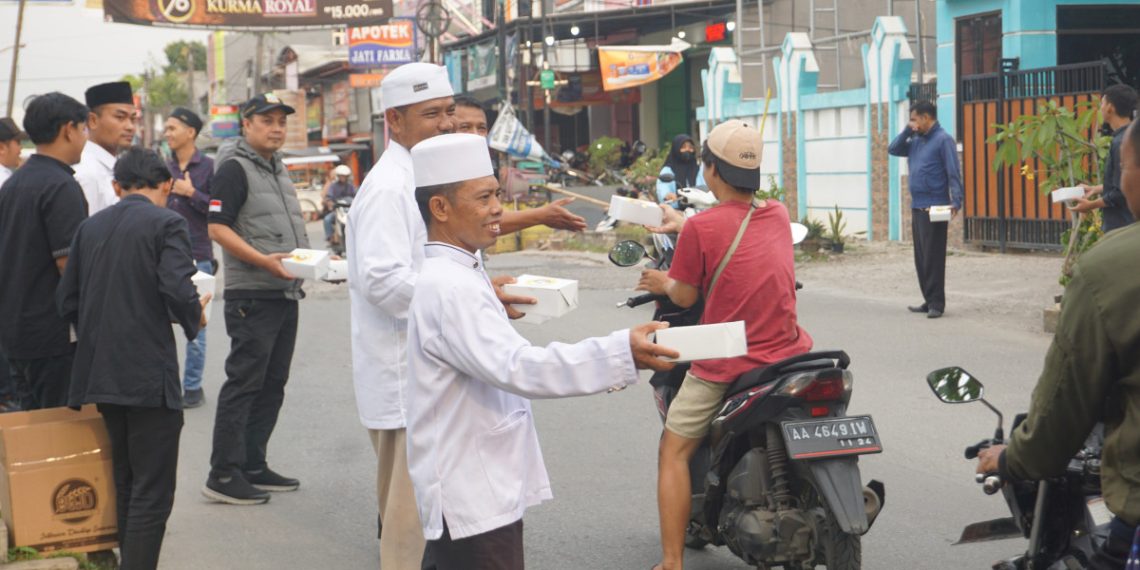 LDII Jatimulya, Bekasi, membagikan takjil bagi pengendara yang melintas di Jalan Raya Jatimulya, Tambun Selatan, Kabupaten Bekasi, Jawa Barat. Foto: LINES.