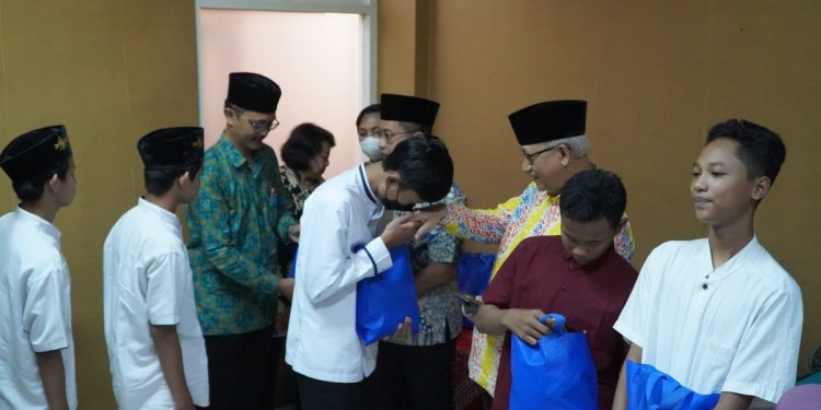 LDII Jawa Timur memberi santunan kepada anak yatim dan dhuafa. Foto: LINES.