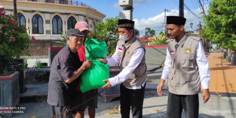 LDII Pedan membagikan paket sembako bagi masyarakat yang membutuhkan. Foto: LINES.
