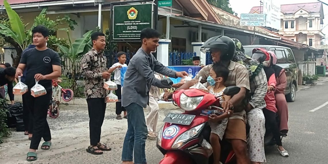 Generasi muda Pimpinan Anak Cabang (PAC) LDII Kelurahan Tambaksari, Kota Jambi, Jambi, membagikan takjil untuk berbuka puasa, pada Jumat (07/4). Foto: LINES.