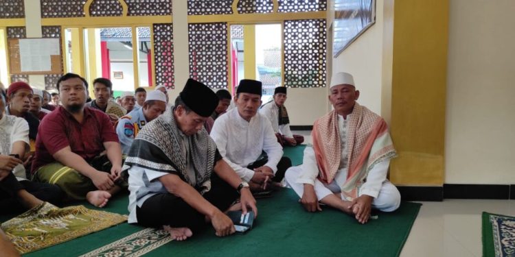 Pembina Ponpes LDII di Wonogiri memimpin salat Idul Fitri di Lapas. Foto: LINES.