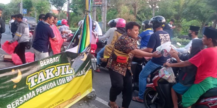 LDII Bangkalan membagikan sebanyak 500 paket takjil untuk pengguna jalan di Pemuda Kaffa, Junok, Bangkalan, Jawa Timur pada Minggu (16/4). Foto: LINES.