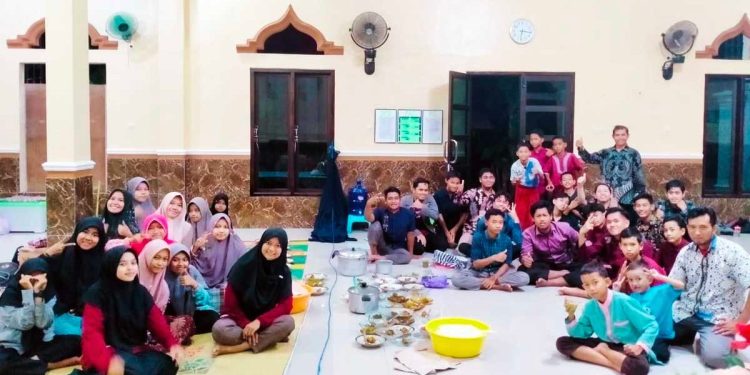 Remaja LDII Adipala memanfaatkan waktu libur Ramadan dengan asrama Alqur'an dan buka bersama. Foto: LINES.