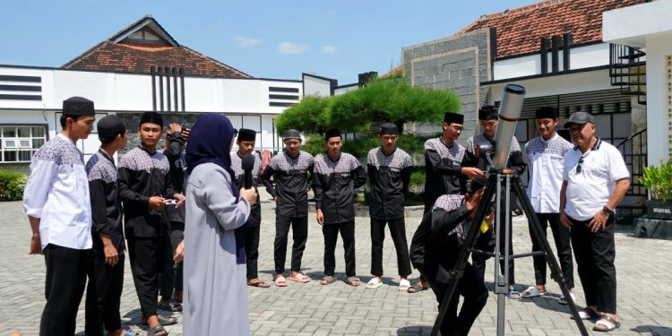 Santri di Ponpes Nurul Hakim Kaliawen belajar ilmu astronomi. Foto: LINES.