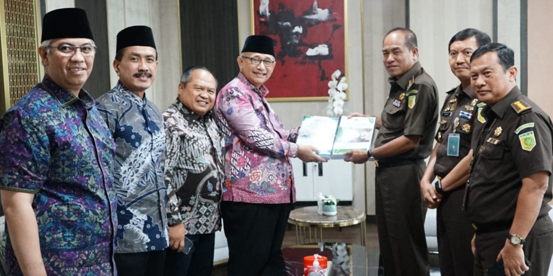 Jaksa Agung Muda Bidang Intelijen Amir Yanto menegaskan, negara menjamin kepastian hukum warganya dalam berserikat dan beribadah. Hal itu ia kemukakan saat bertemu LDII di kantor Kejagung, Selasa (11/4). Foto: LINES.