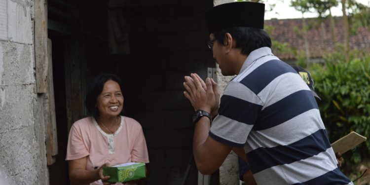 PC LDII Nagrak Sukabumi membagikan takjil kepada masyarakat sekitar. Foto: LINES.