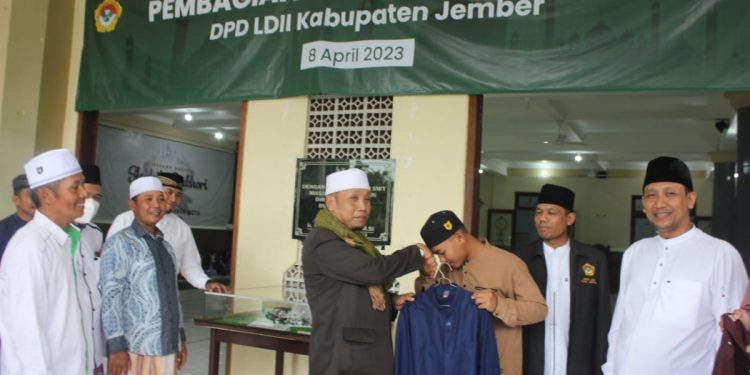 Waketum MUI Jember mengapresiasi pakaian barokah yang dibagikan LDII. Foto: LINES.