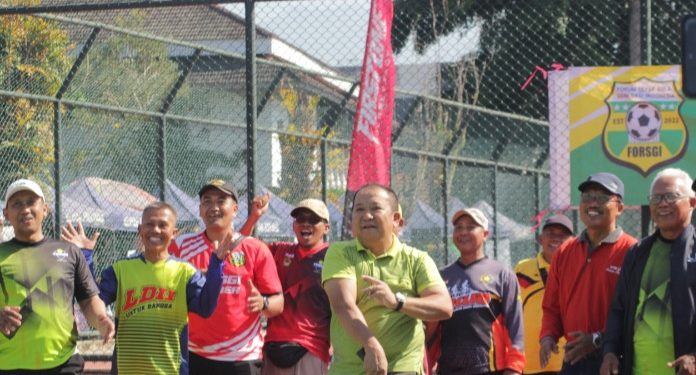 Bupati Jember Hendy Siswanto membuka turnamen “Tennis Eksekutif Games (TEG) Nasional LDII” di lapangan GOR PKPSO Kaliwates, Jember, Jawa Timur. Foto: LINES.